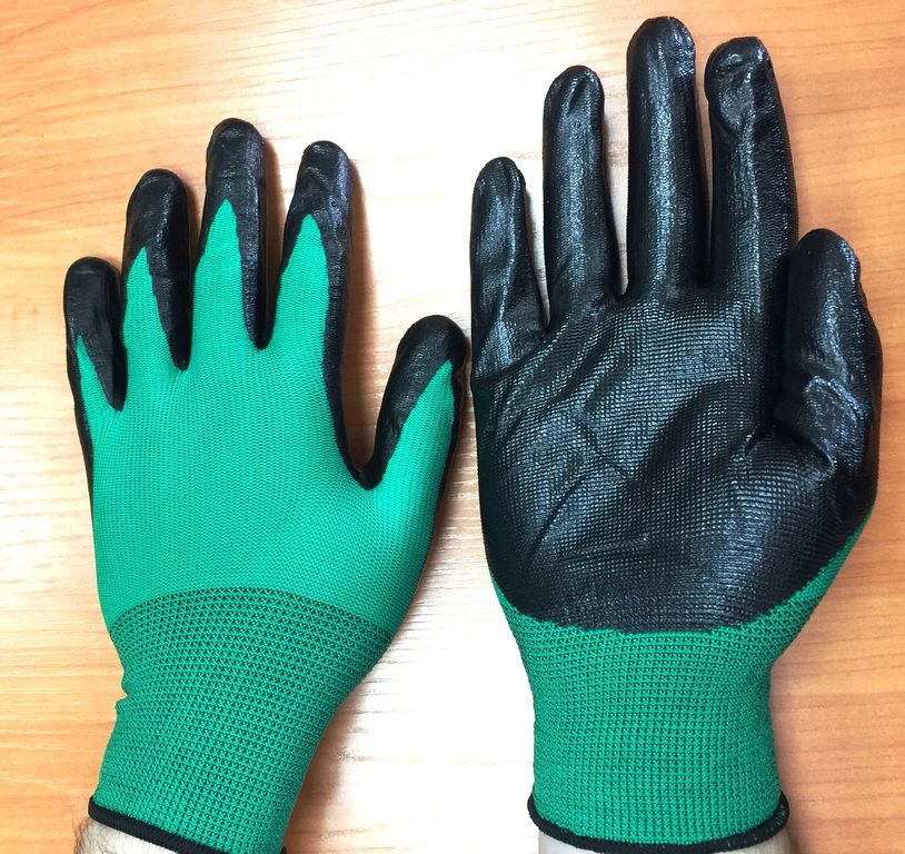 Перчатки нейлоновые с нитриловым покрытием "Люкс" зелено/черные  (12/960)