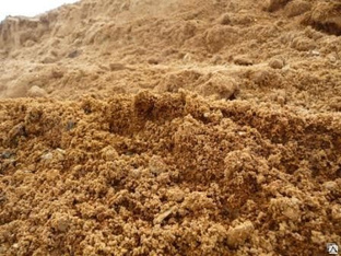 Песок намывной. Если карьерный песок промыть в большом количестве воды, то получается мытый. Такая процедура проводится для того, чтобы избавиться от лишних примесей: пылевидных, глиняных и т.п. Такой материал применяется для производства #1
