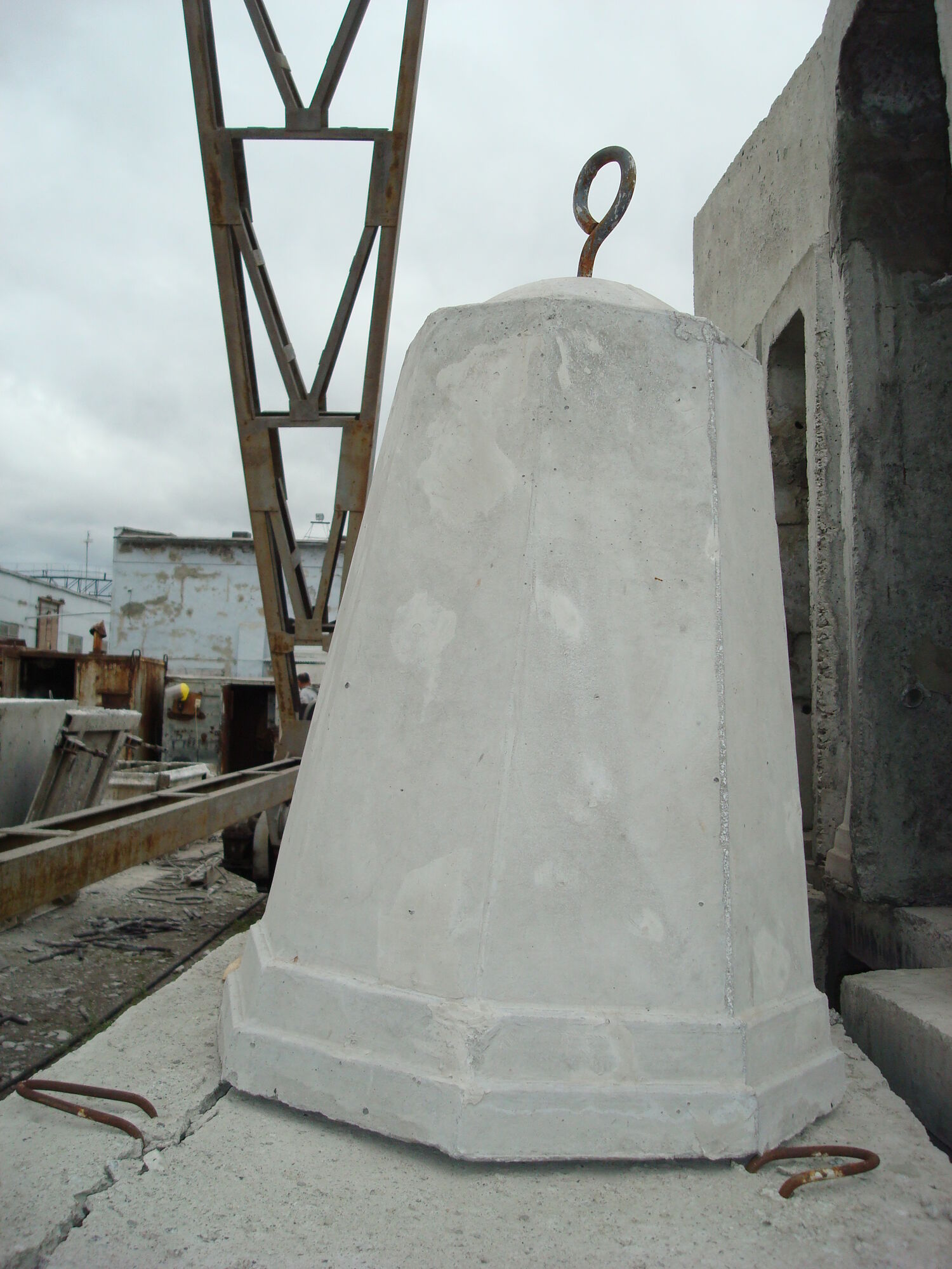 Столбик бетонный Пирамида-1 для парковки 3