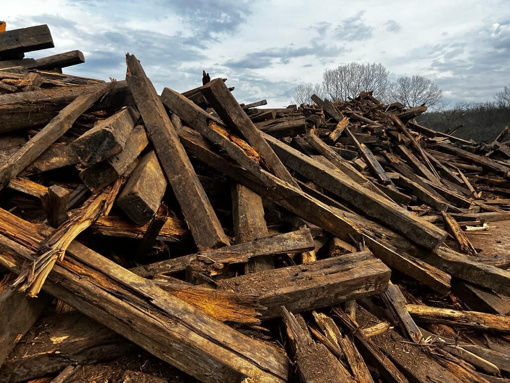 Утилизация древесных отходов от сноса и разборки зданий