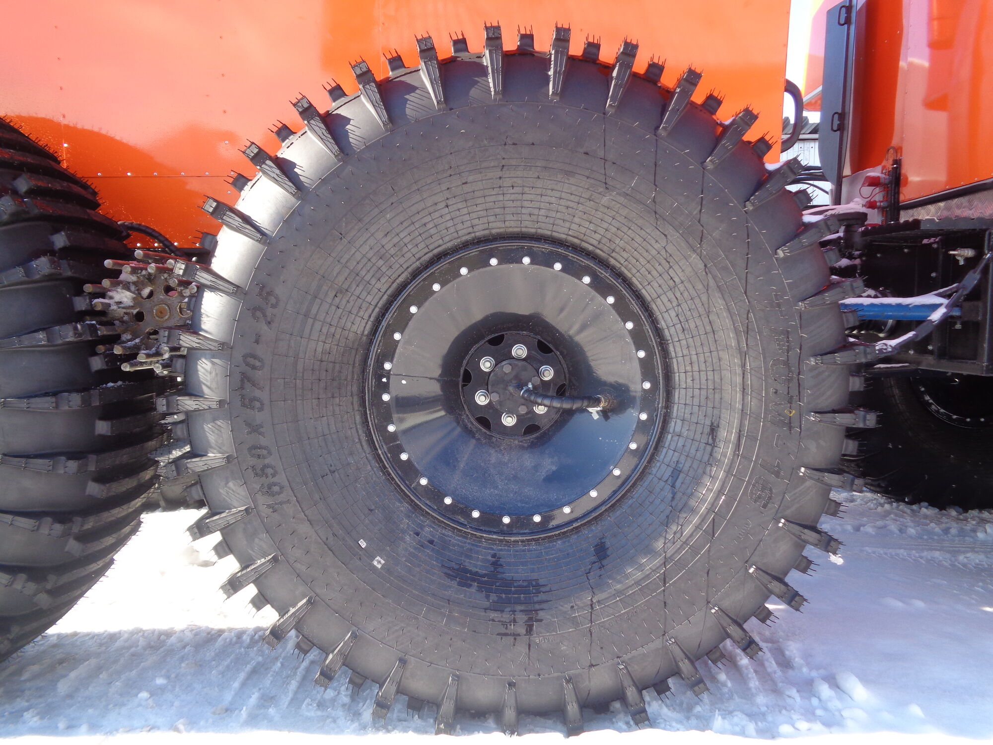 Волтайр шины. Шины тром 16. Шина тром-16 1650х570-25. Вездеход с приводом между колес. Шина тром-16 1650х570-25.