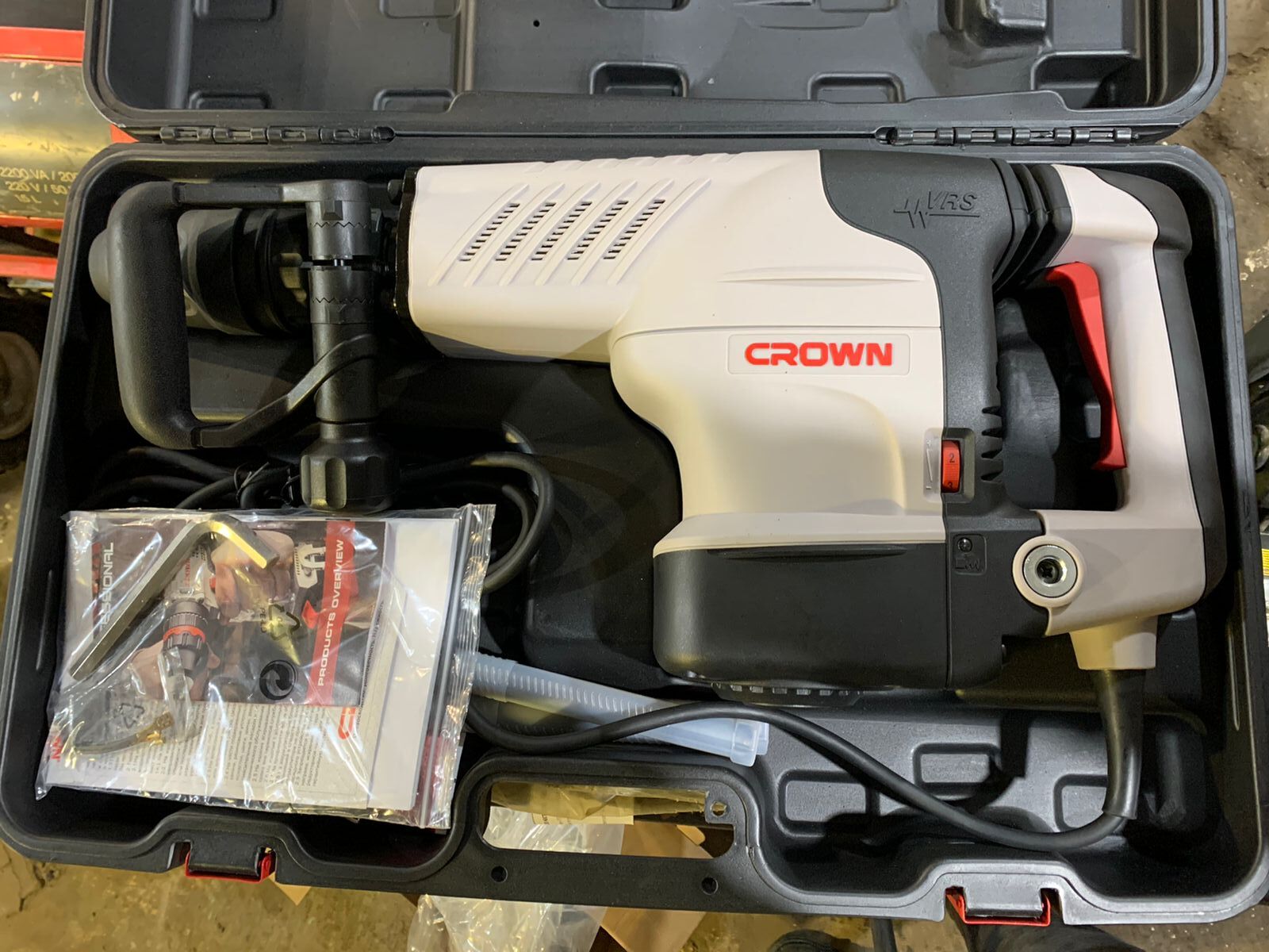 Аренда отбойного молотка Crown CT18123V BMC (25 Дж), цена в Новосибирске от  компании Промышленный гипермаркет