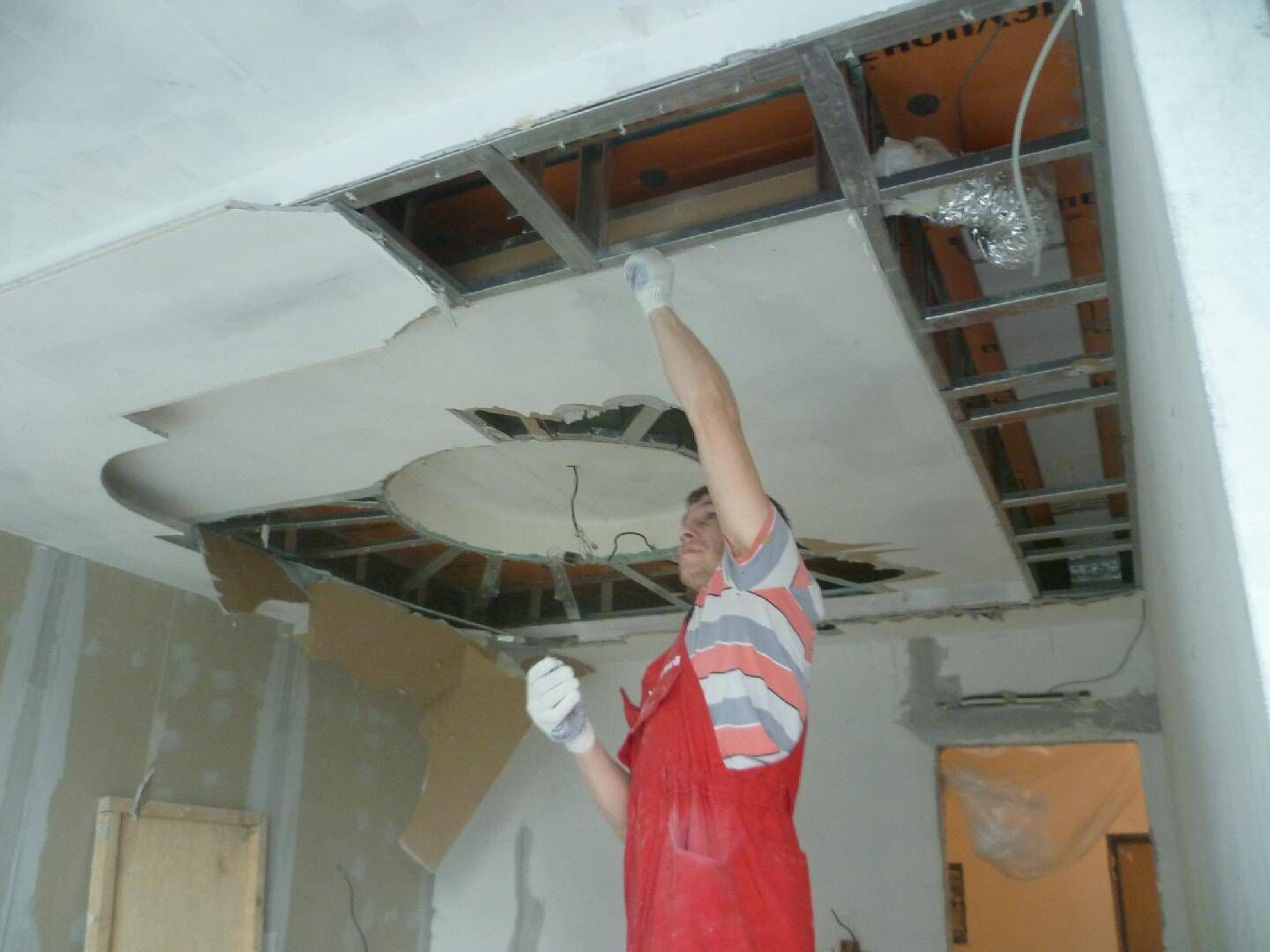 Демонтаж гипсокартонного потолка