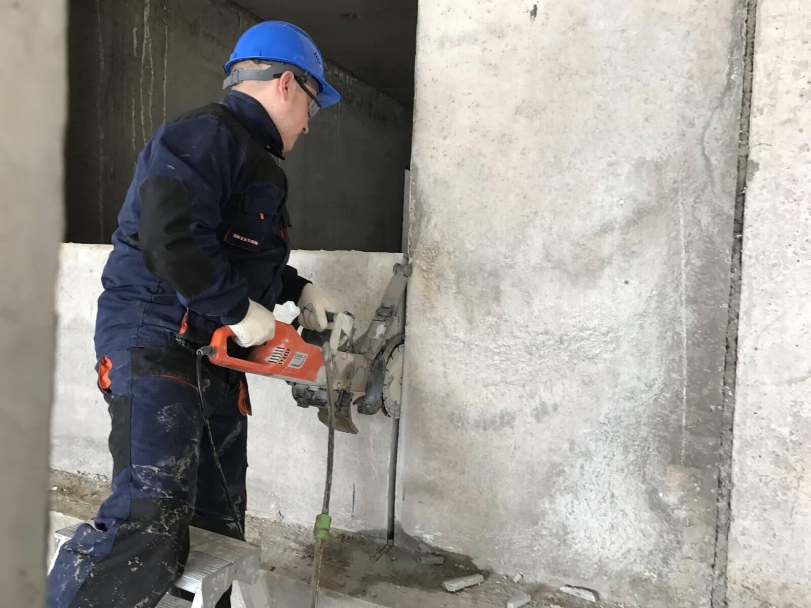 Демонтаж бетонных стен (до 10 см)