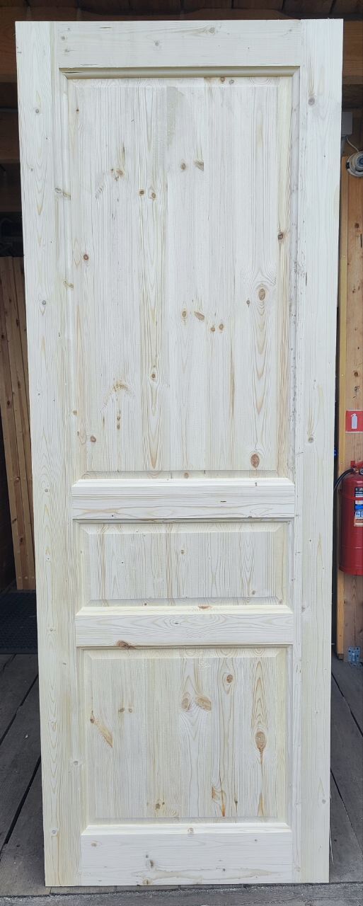Дверь межкомнатная "Классика", материал - сосна с сучком, тип - глухая дверь, размер - 2,0м х 0,7м